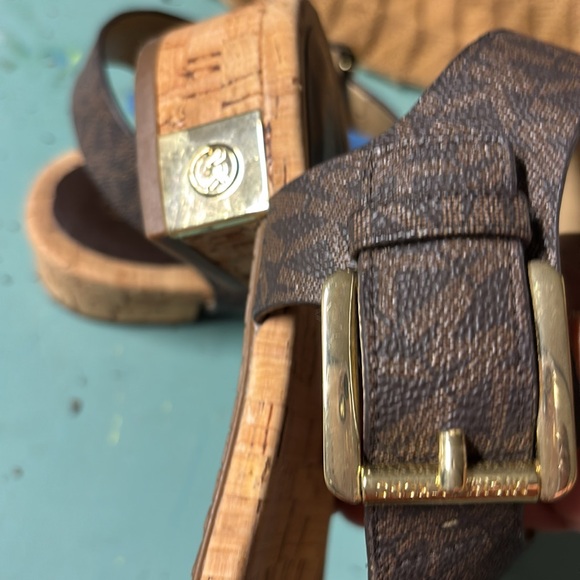 Women’s sandals does not have tags, but they have never been worn - Picture 6 of 9